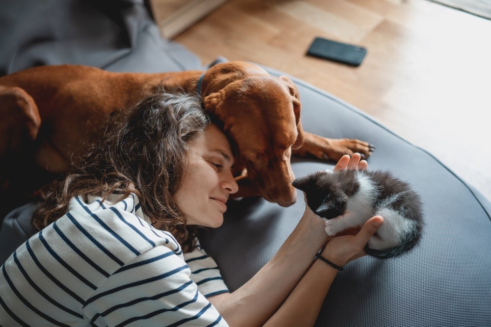 Mãe de pet também é mãe? Entenda por que esse termo costuma ser tão polêmico