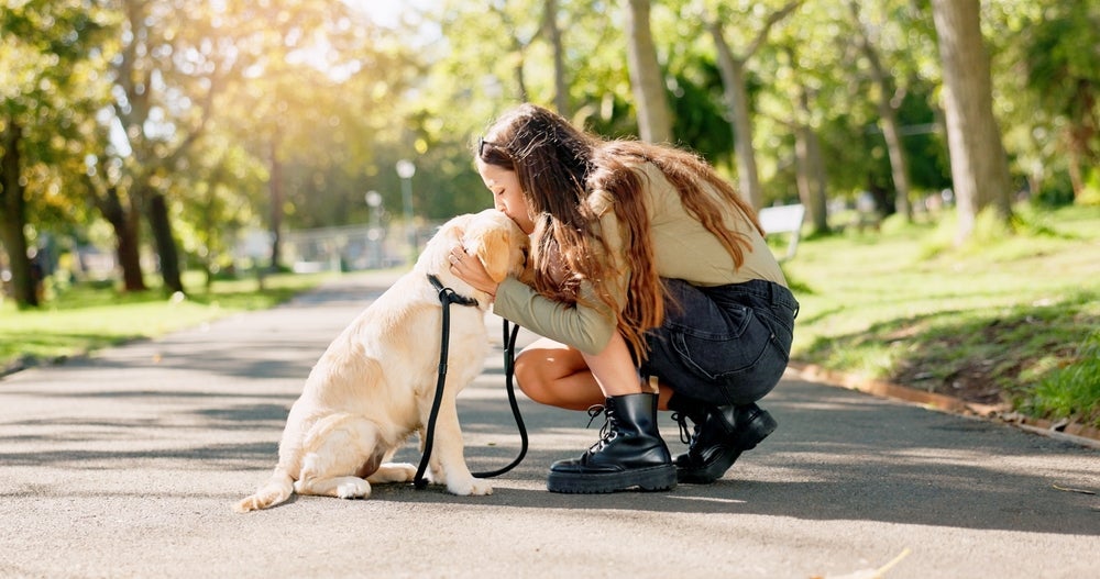 Passear com cachorro não traz benefícios apenas para o pet, mas também para o tutor