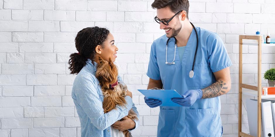 vacinação Tutora no veterinário para descartar câncer em cachorro