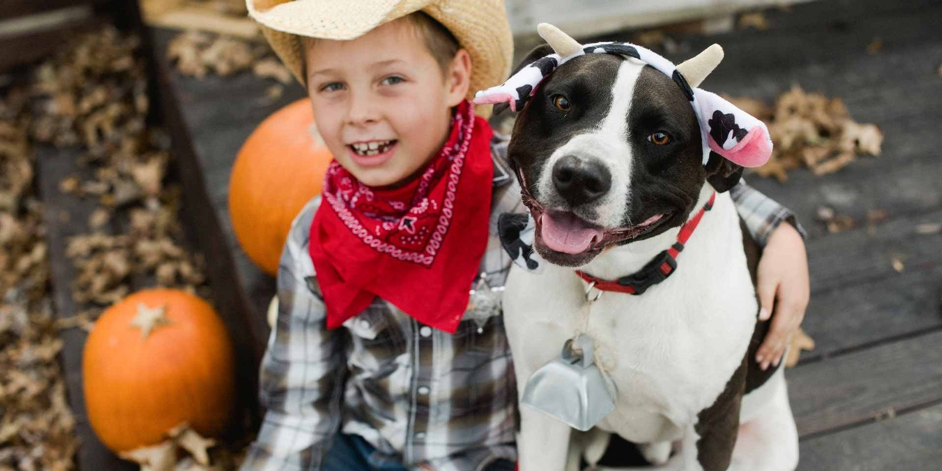 Os nomes dos cães dão um toque único a cada animal de estimação. Cão fantasiado ao lado do dono.
