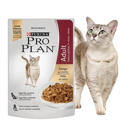 Sachê Purina Pro Plan Adult frango ao molho com gato ao lado do produto