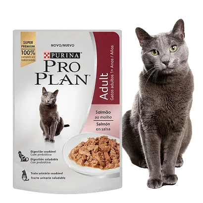 Sachê Purina Pro Plan Adult salmão ao molho com gato ao lado do produto