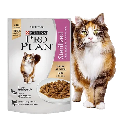 Sachê Purina Pro Plan Sterilized frango ao molho com gato ao lado do produto