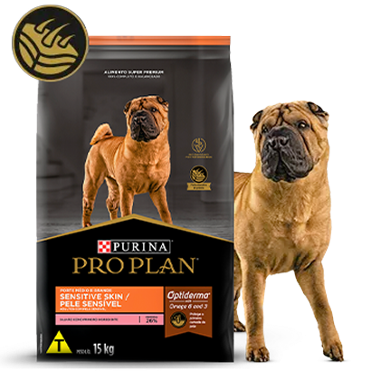 Ração Purina Pro Plan Sensitive Skin com cão ao lado do produto