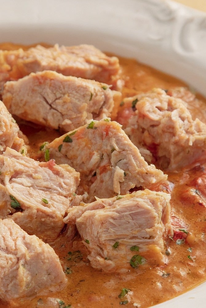 Goulash cremoso de atum em um prato branco