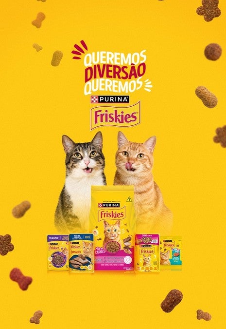 Queremos diversão, queremos PURINA® FRISKIES®: dois gatos com embalagens de ração seca, úmida e petiscos Friskies