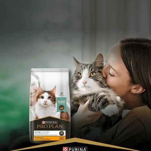 Mulher abraçando seu gato ao lado do pacote de Purina® Pro Plan® LiveClear®