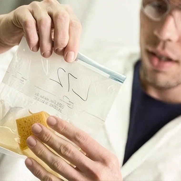 Especialista analisa uma amostra de ingrediente no laboratório