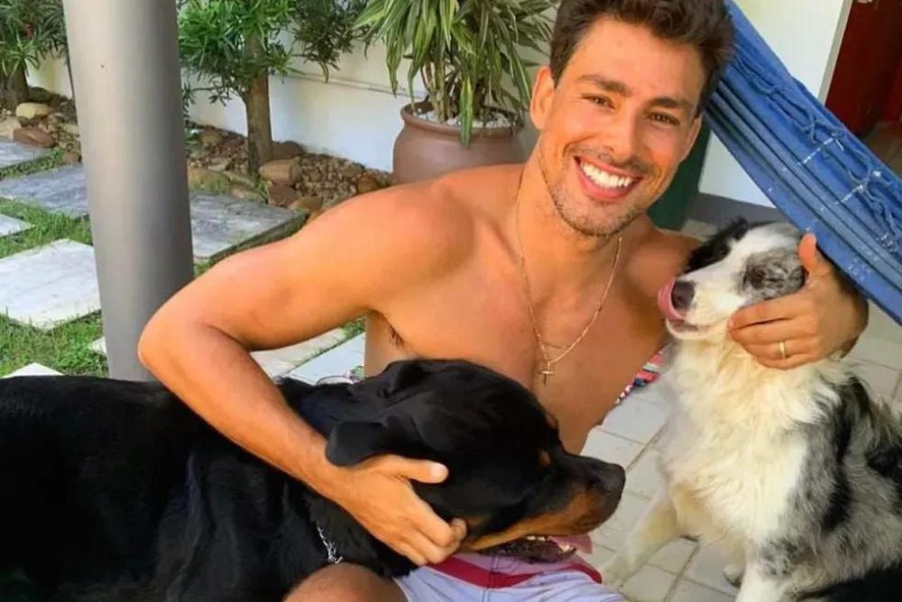 Cauã Reymond adora ficar com seus cachorros e mostrar dia a dia com pets