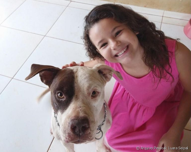 A pequena Sophia aprendeu desde cedo a viver em harmonia com pets