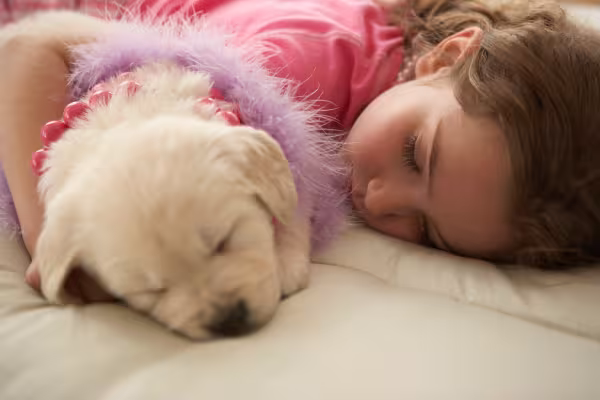filhote de cachorro e criança dormindo