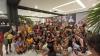Vários tutores e cachorros reunidos no encontro