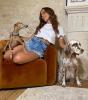Cantora Anitta com seus dois cachorres
