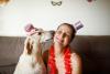 cachoror e tutora curtindo carnaval pet em casa
