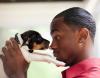 filhote de cachorro lambendo nariz de homem