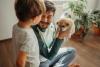 homem com filhote de cachorro na mão ao lado de filho