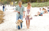 casal passeando com Labrador na praia