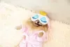 Cachorro Zwergspitz dormindo com máscara e roupão