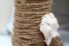O arranhador para gatos é ideal para o bichano aparar as unhas de forma natural