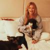 Luisa Sonza segurando gatinho na cama