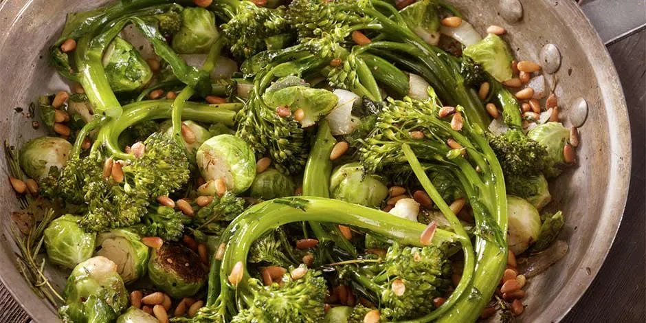 Salada com brócolis, uma das verduras que cachorro pode comer