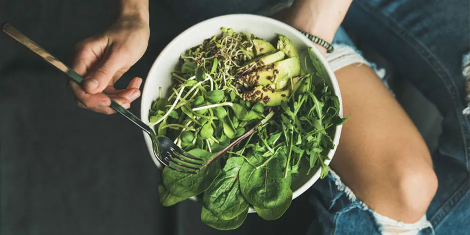 Salada verde com espinafres, uma das verduras que cachorro pode comer